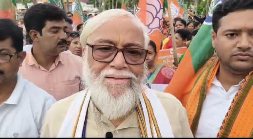 বিশাল প্রতিবাদ মিছিলে বিধায়ক রতন চক্রবর্তী