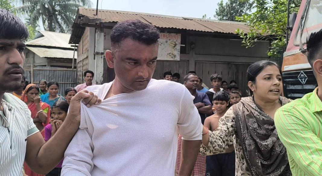 জনতার হাতে ধৃত পুলিশ কনস্টেবল